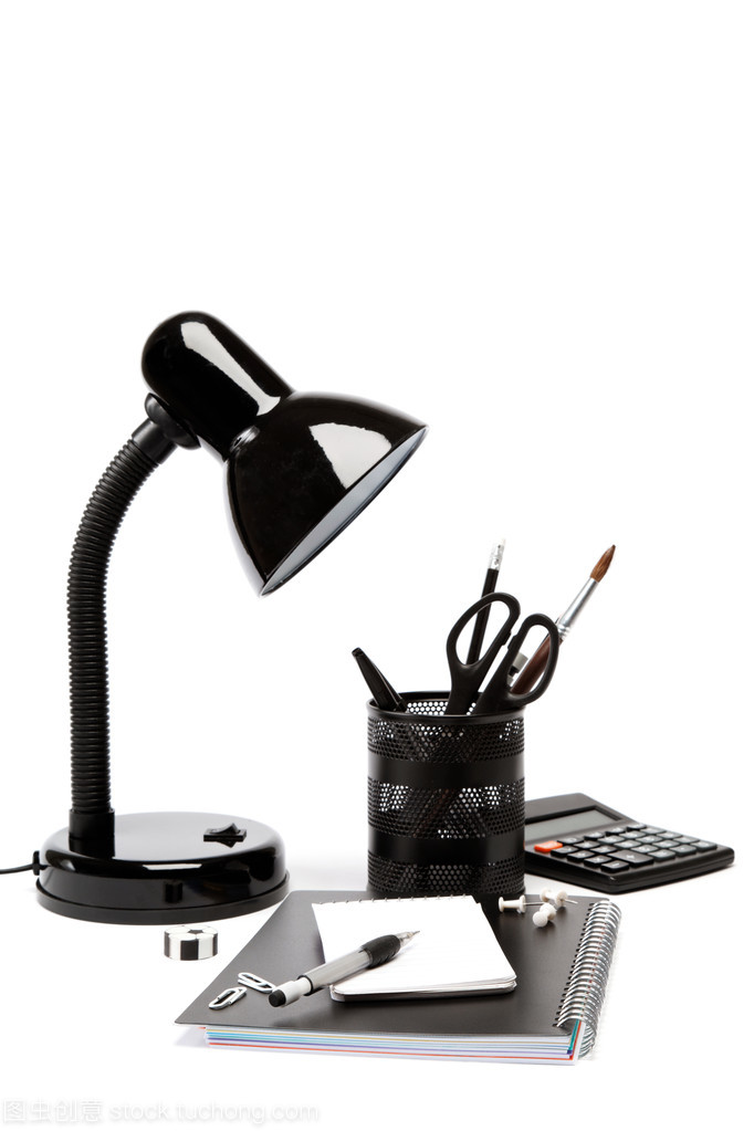 簡(jiǎn)約美學(xué) 孤白背景下的工作臺(tái)燈與日用辦公品